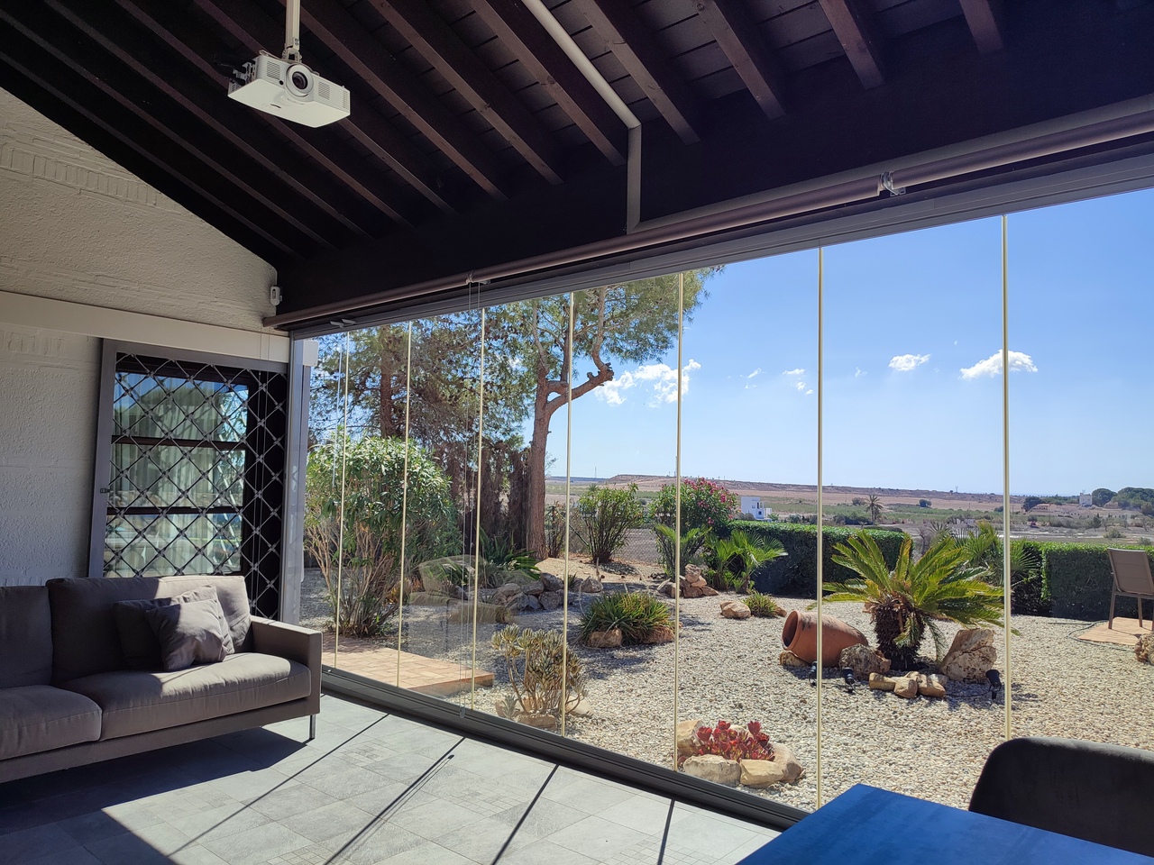 This spacious and quality finished detached villa is set in an elevated